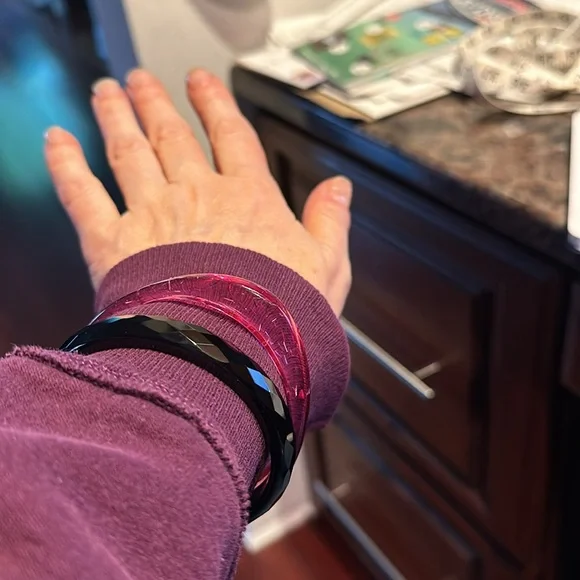 Plastic rounded triangle Barbie pink bangle - Picture 8 of 10